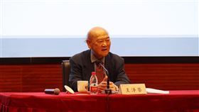 民法學泰斗王澤鑑上海講學 啟發青年學子（2）台灣大學名譽教授王澤鑑18日在上海復旦大學講學。86歲的他展現出旺盛的精力和對學術、教育的熱情，鼓勵法學生「讀十個案例不如寫一個案例」，並把法學方法論應用在具體案例中。中央社記者張淑伶上海攝  113年4月18日