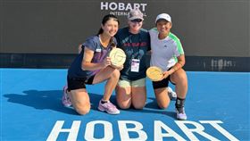 台灣網球女雙好手吳芳嫺（左）新年連兩站奪冠。（資料圖／吳芳嫺提供）