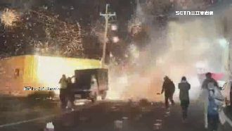 廟放鞭炮車硬闖！「轟隆隆」炸開信徒嚇哭