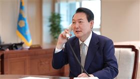 尹錫悅發表緊急談話，宣布實施緊急戒嚴令。（圖／翻攝自윤석열）
https://www.facebook.com/sukyeol.yoon/photos