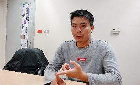 火舞表演者謝岳鵬接受中央社訪問