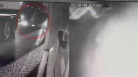 聯結車撞擊瞬間，完全沒煞車一路夾殺。（圖／翻攝自記者爆料網畫面）
