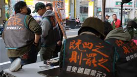 公民團體罷免葉元之行動  板橋增設連署站公民團體發起罷免國民黨新北市板橋東區立委葉元之行動，第一階段罷免提議書已達標，持續力拚安全份數。圖為板橋區金門街13日一處罷免新設連署站，罷免團體志工穿上背心協助民眾填寫資料。中央社記者趙世勳攝  114年1月13日