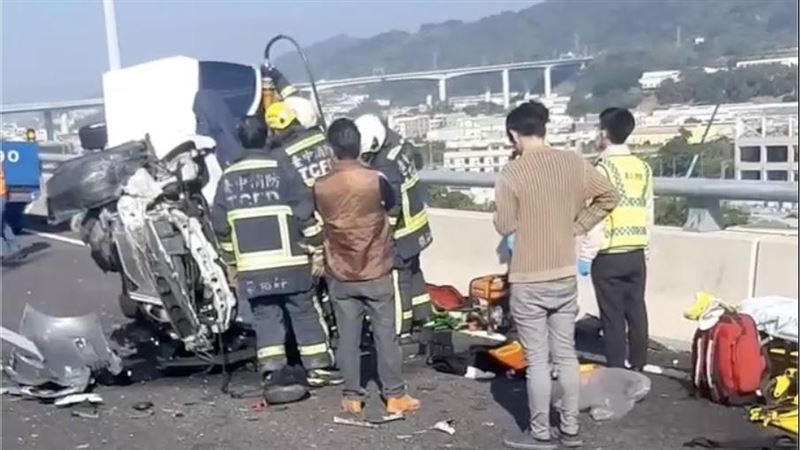 新／國4車禍！女子自撞分隔島失控翻覆