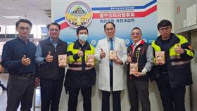 執勤手凍紅！骨科名醫贈警4800份暖暖包