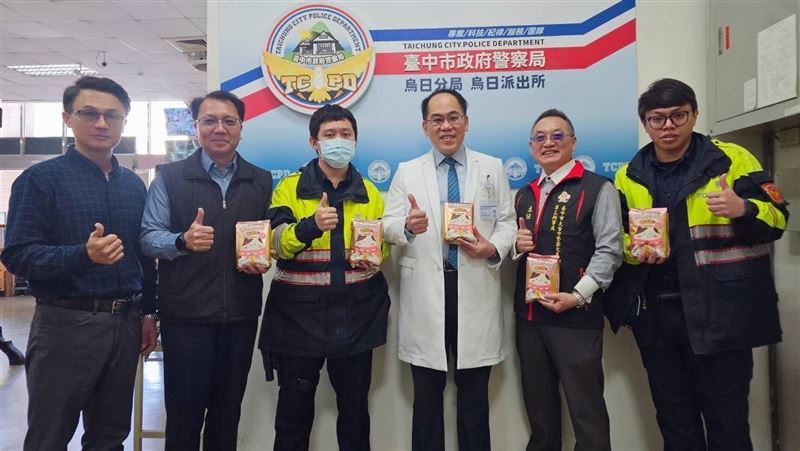 執勤手凍紅！骨科名醫贈警4800份暖暖包