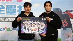 ▲悠遊卡公司發行12強奪冠紀念悠遊卡，預售破26萬張超車麟洋、戴資穎等紀念卡，並捐出750萬所得。（圖／中央社）
