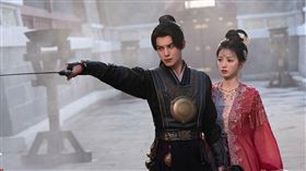 許七安（左，王鶴棣 飾）與臨安公主（右，田曦薇 飾）長達60秒的浪漫之吻引發觀眾直呼充滿粉紅泡泡。（圖／Disney+提供）