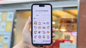 7-ELEVEN金蛇年推出全新「OPEN!家族與時尚代表雪玲兔波波」共16款LINE主題貼圖，預計共陪伴民眾180天，即日起限時免費下載。（圖／品牌業者提供）