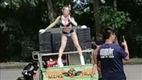 監獄前爆乳女郎「狂搖3分鐘」法院不罰了