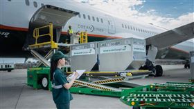 長榮航空攜手長榮航勤及長榮空運倉儲獲得國際航空運輸協會(IATA)頒發的CEIV(Center of Excellence for Independent Validators) 鋰電池認證。（圖／長榮航空提供）