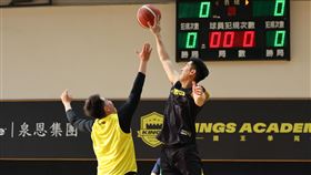 新北國王總經理毛加恩親自上陣與籃球媒體記者進行友誼賽。（圖／新北國王提供）