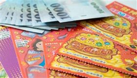 一名彩券行老闆撿到客人丟掉的彩券，意外發現竟然中獎。（圖／翻攝自刮刮樂中大獎分享CCCCCCCCC臉書）