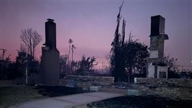 台灣僑胞吳如真位在太平洋斷崖住家受到洛杉磯野火燒毀，一片焦黑之中只剩屋前車道和家中壁爐可以辨認。（吳如真提供）中央社記者林宏翰洛杉磯傳真 114年1月14日