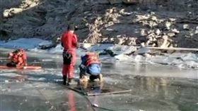 雙雙溺死！大學生「冰上騎車」落水失蹤　遺體遭凍2天（圖／翻攝自微博）