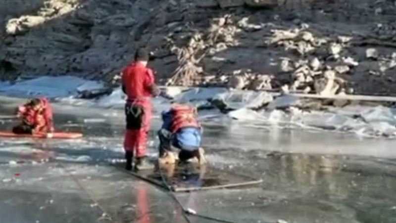 雙雙溺斃…學生冰上騎車落水 遺體遭凍2天