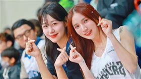 PLG聯盟高雄鋼鐵人啦啦隊長Dora（右）與富邦勇士韓籍啦啦隊人氣新星金渡娥（左）。（圖／杰斯汀整合行銷提供）