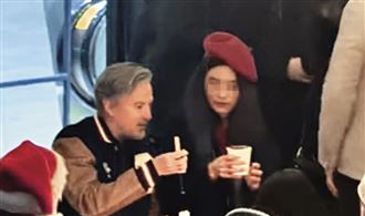 夏克立平安夜不孤單　氣質長髮女貼緊緊