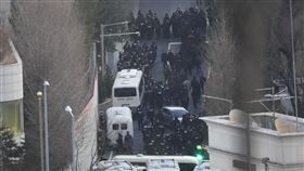 韓國公調處持搜索令！二度嘗試逮捕尹錫悅　抵達總統官邸門口（圖／美聯社／達志影像）
