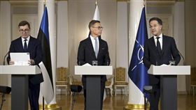 愛沙尼亞總理麥克爾（左）、芬蘭總統史塔布（中）與北約秘書長呂特（右）於14日記者會上發表談話。（圖／美聯社／達志影像）