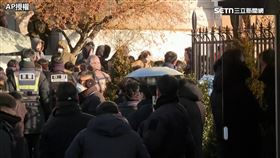 韓國公調處及警方15日凌晨前往官邸執行針對總統尹錫悅的逮捕令。（圖／AP授權）