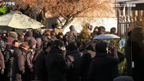 韓國公調處及警方15日凌晨前往官邸執行針對總統尹錫悅的逮捕令。（圖／AP授權）