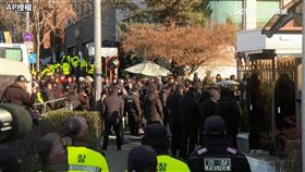 韓國公調處及警方15日凌晨前往官邸執行針對總統尹錫悅的逮捕令。（圖／AP授權）