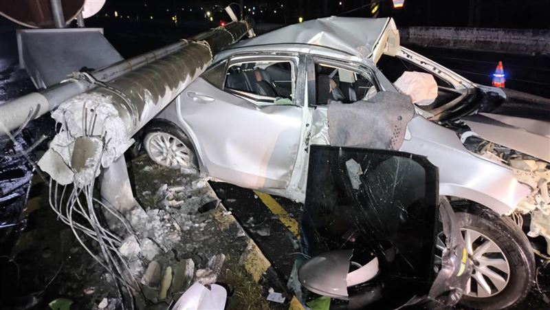 台1線驚悚車禍畫面曝！轎車鏟斷電桿釀3傷