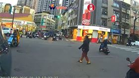 拿命過馬路，台中行人，低頭，邊滑手機，穿越馬路，險象環生，台中市北區(圖/翻攝自WoWtchout - 地圖型行車影像分享平台)