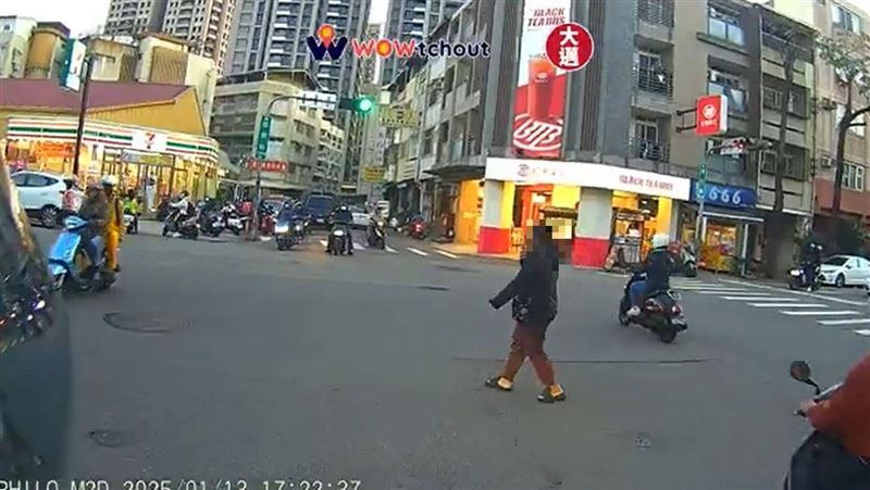 台中行人低頭闖車道　網轟：拿命過馬路