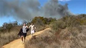 ▲美國一名年輕人在社群媒體上傳洛杉磯斷崖野火發生初期的目擊影片，呈現山區起火不久的瞬間他與4名朋友正準備逃離。（圖／翻攝自X平台@BeniOren1）