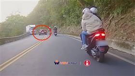 12日北宜公路上，轎車違規超車，害機車騎士倒地。（圖／翻攝Wowtchout YouTube）