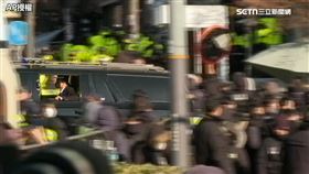 尹錫悅被逮捕，乘坐的車輛駛出總統官邸。（圖／AP授權）