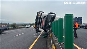 國道,國3,大貨車,爆胎,翻覆,車禍（圖／翻攝畫面）