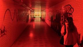 地下人行道，原本白燈被塗成紅燈，一秒變陰間。（圖／翻攝畫面）