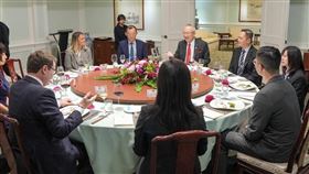 英前內政副大臣訪台 吳志中感謝長期對台支持外交部政務次長吳志中（紅領帶者）14日午宴歡迎英國前內政副大臣圖根哈特（Tom Tugendhat，另譯：杜耿涵）下議員（左2）一行，感謝他長期對台灣自由與民主的堅定支持。（外交部提供）中央社記者楊堯茹傳真  114年1月15日