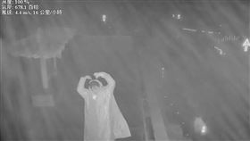 合歡山，武嶺亭，2度低溫 男子直播，跳舞16蹲，追雪(圖／翻攝自合歡山即時影像YT) 
