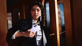 OPPO Reno13於即日起開賣，全面導入旗艦級生成式AI，為市面上最親民的水中攝影手機。