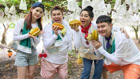 庭庭（左起）、林美秀、王彩樺跟許富凱一起出外景。（圖／三立提供）