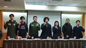 民進黨立委沈伯洋（圖中）今（15）日舉行全國大罷免民調公布與「回應民意我不缺席」記者會。（圖／記者盧素梅攝影)