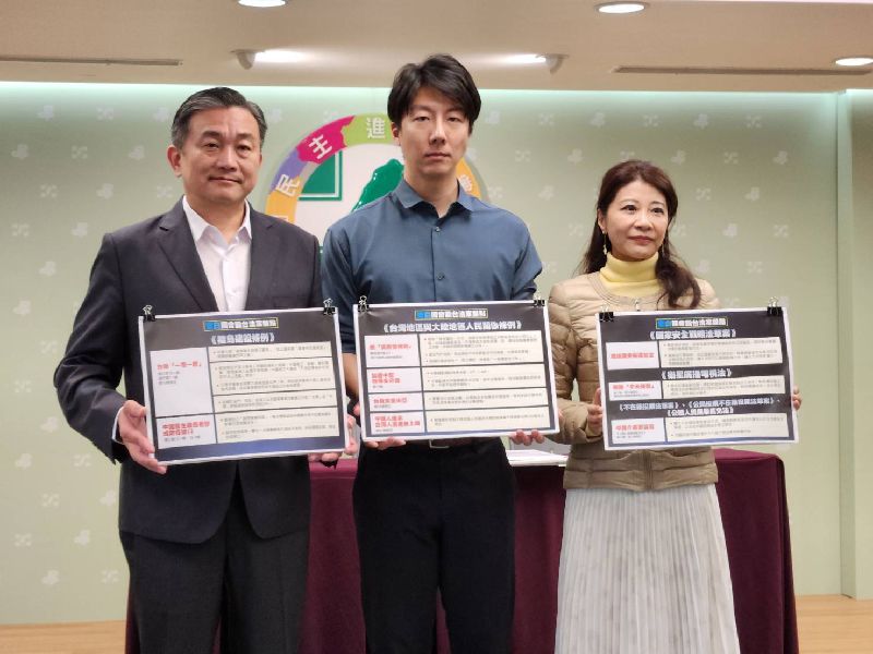 民進黨立委王定宇（左）15日表示，有國民黨立委以宏都拉斯蝦農失業為由，要砍掉外交部預算，這提案實在太瞎