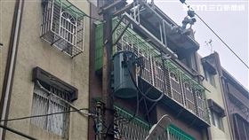 台電,深夜施工,公寓,老屋。（圖／記者陳韋帆攝影）