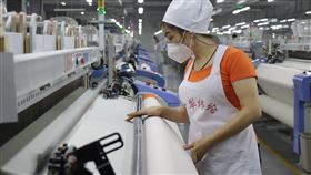 新疆發展紡織業  遇上美國抵制強制勞動產品5日，位於新疆伊寧縣的伊犁緯綸紡織科技有限公司內，少數民族的操作員正在工作。新疆棉因為受到美國抵制，相關製品難以出口到美國。業者坦言，外貿企業目前都不敢下單給在新疆的工廠。面向國內市場的業者則說不受影響。中央社記者張淑伶伊寧攝  111年7月18日