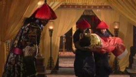 ▲清朝妃子侍寢要一絲不掛的裹上被子，由太監抬到皇帝的寢宮。（圖／翻攝自百度百科）