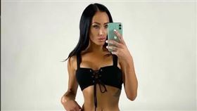 米爾斯事發前5天曾在陽台上熱舞。（圖／翻攝IG）