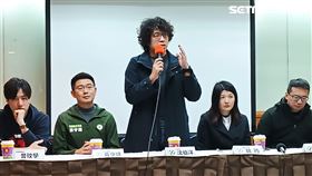 民進黨立委沈伯洋（圖中）今（15）日舉行全國大罷免民調公布與「回應民意我不缺席」記者會。（圖／記者盧素梅攝影)