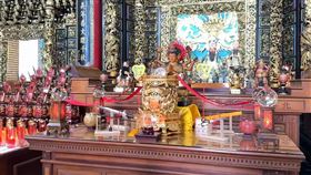 安斗，斗燈，最高一盞1080萬元，2人擲筊競逐，南投縣道教總廟玄義宮(圖／翻攝畫面)
