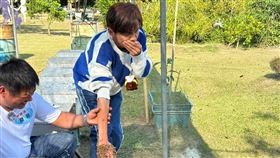 阿翔跟蜜蜂互動。（圖／民視提供）