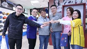 國民黨立委廖先翔、黃建賓、洪孟楷、張嘉郡、張智倫、陳菁徽PK打棒球。(圖/洪孟楷辦公室提供)