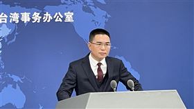 台人辦中國大陸身分證  國台辦：自主選擇針對有台灣民眾申辦中國大陸身分證引發爭議，國台辦發言人陳斌華15日聲稱，台灣居民來大陸學習、工作、生活或定居，「這是他們的自主選擇」。對於台灣居民「選擇到大陸落戶」，陸方表示歡迎，將「依法依規予以審批辦理」。中央社記者邱國強北京攝  114年1月15日